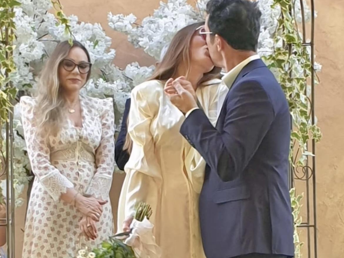 Naike Rivelli e Roberto Marzano sposi: le nozze bucoliche nel casale di famiglia con mamma Ornella Muti che balla scalza