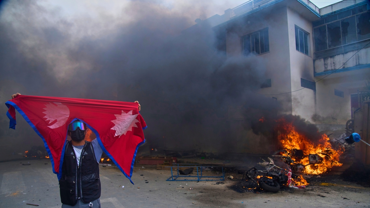 Nepal nel caos, migliaia di giovani in piazza contro il governo: almeno 21 morti e 400 feriti nella repressione