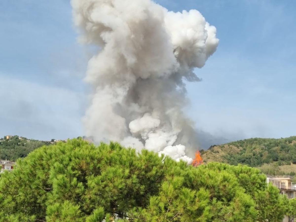 Napoli, esplosione in una fabbrica di fuochi d'artificio a Pianura: due feriti tra i carabinieri
