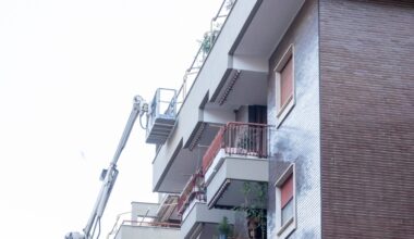 Incidenti sul lavoro a Roma: operaio cade dalla facciata di un palazzo a Ostia e muore. Aveva 53 anni