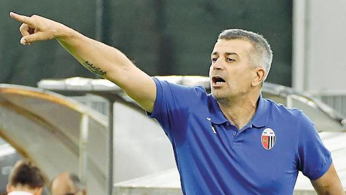 Ascoli, sette giornate di squalifica a Tomei per la bottiglietta all’arbitro: il ricorso