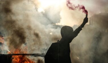 Chi c'è dietro le manifestazioni in Francia: il movimento nato da destra e no vax «adottato» da Mélenchon