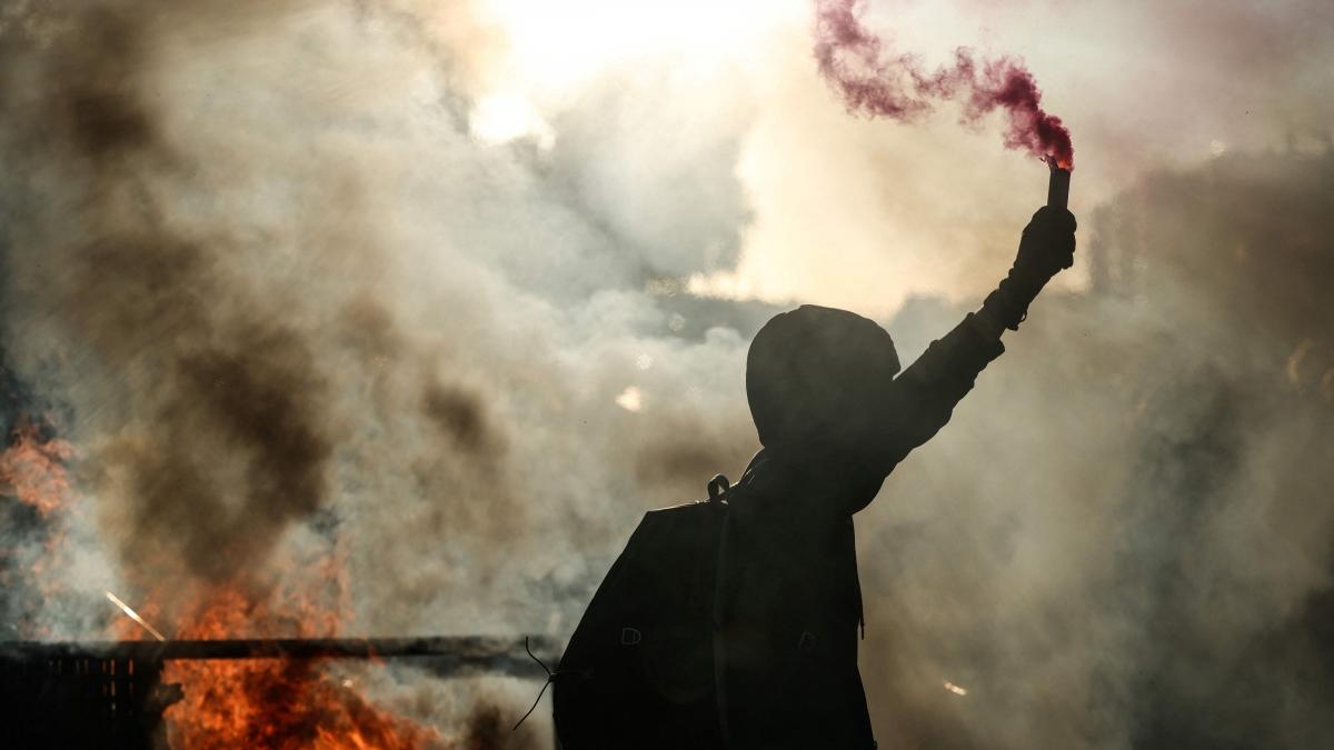 Chi c'è dietro le manifestazioni in Francia: il movimento nato da destra e no vax «adottato» da Mélenchon