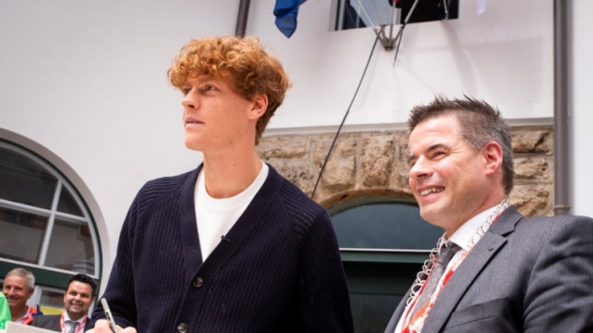 Il sindaco del paese di Sinner: «Anche nella sconfitta Jannik mostra la sua signorilità, un esempio dentro e fuori dal campo»