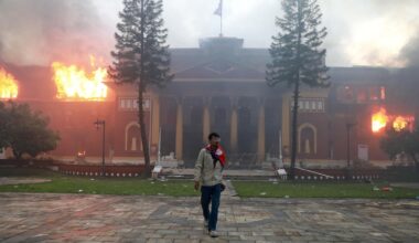 Nepal, dopo il caos il vuoto di potere: il coprifuoco imposto dall'esercito e l'aeroporto bloccato. Cosa succede ora?