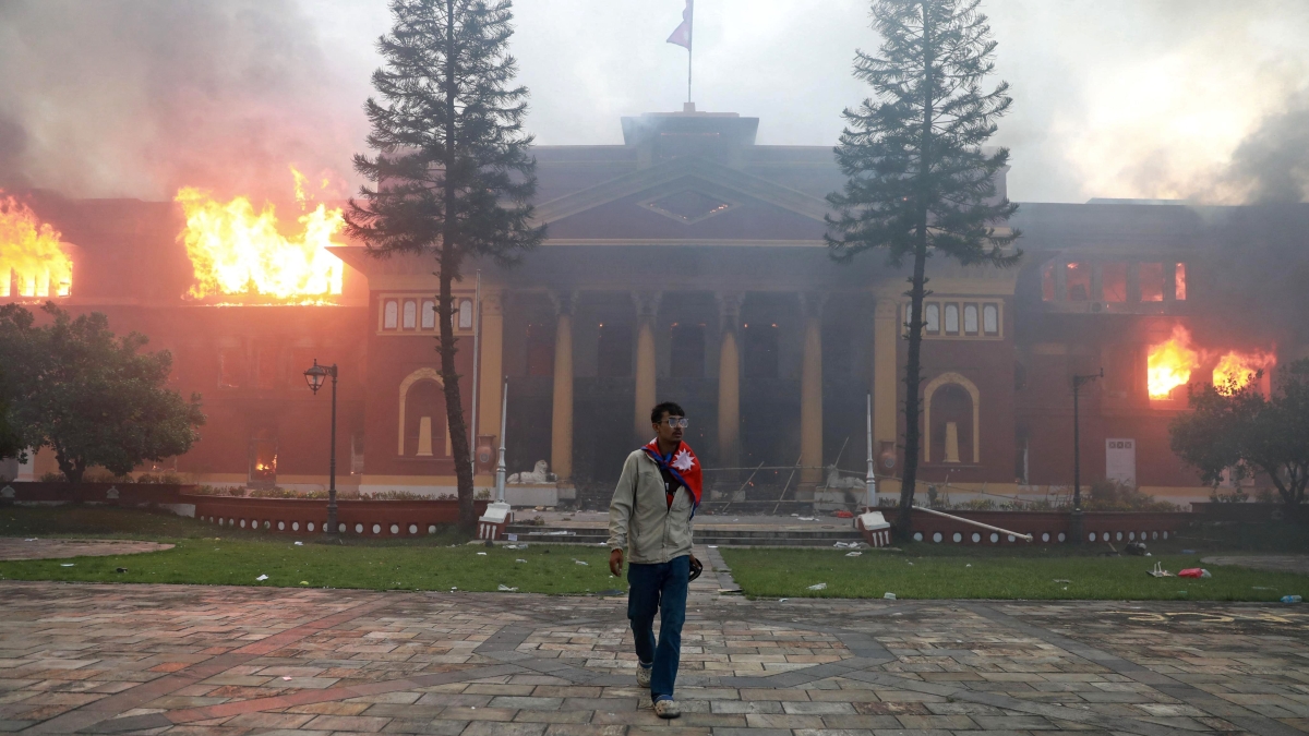 Nepal, dopo il caos il vuoto di potere: il coprifuoco imposto dall'esercito e l'aeroporto bloccato. Cosa succede ora?