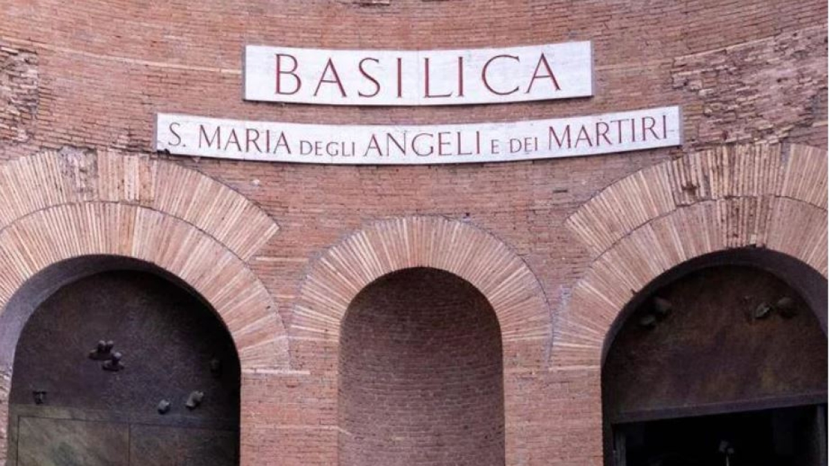Roma, lancia feci sugli affreschi della Basilica di Santa Maria degli Angeli: denunciata una 60enne austriaca