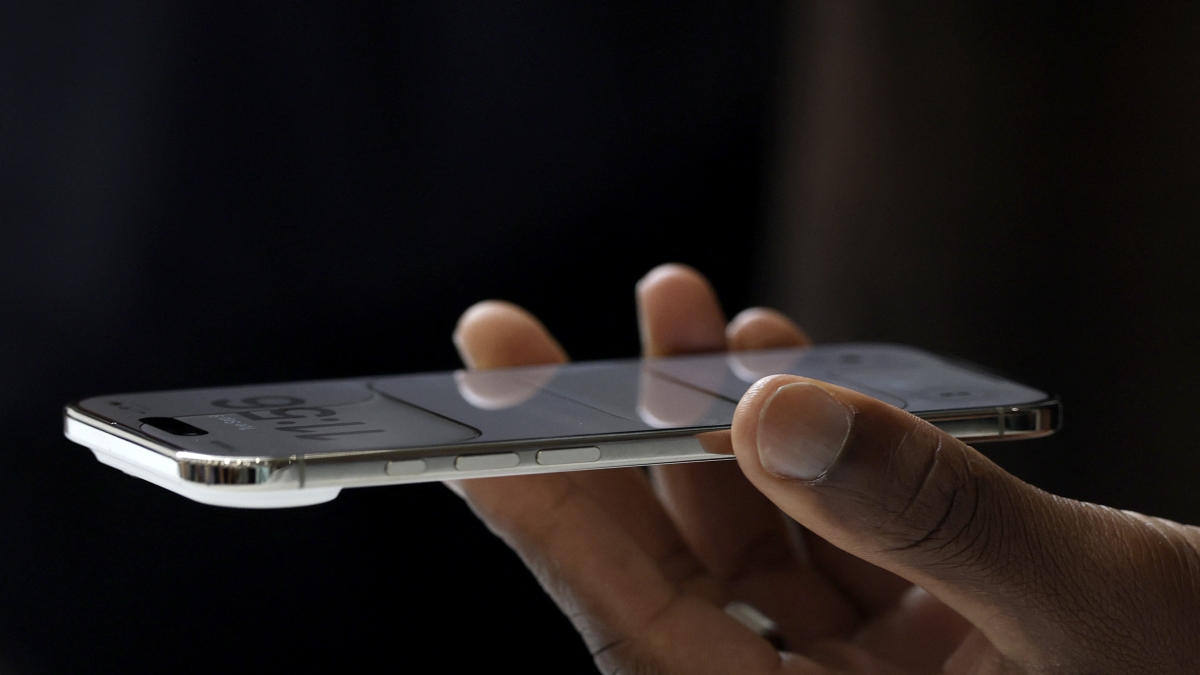 iPhone Air manda in pensione le Sim fisiche: come funzionano, quanto costano e come si attivano le eSim
