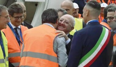L'abbraccio tra Salvini e De Luca all'inaugurazione dei lavori per la diga di Campolattaro. Il ministro: «È un autonomista»