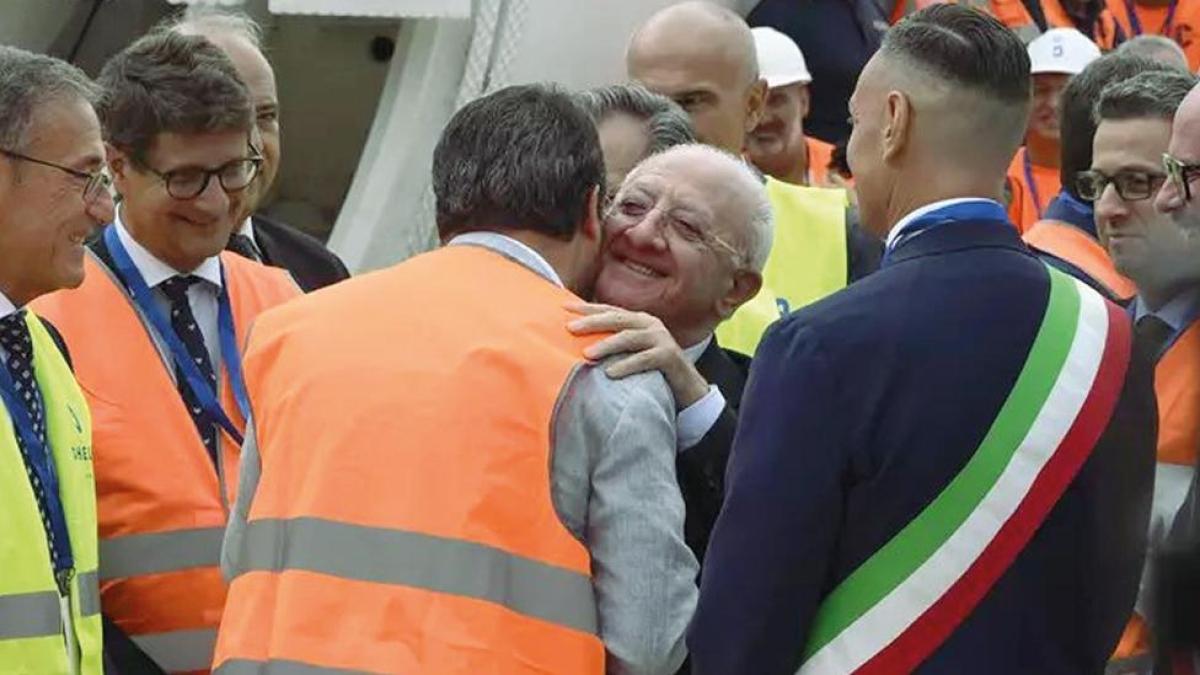 L'abbraccio tra Salvini e De Luca all'inaugurazione dei lavori per la diga di Campolattaro. Il ministro: «È un autonomista»