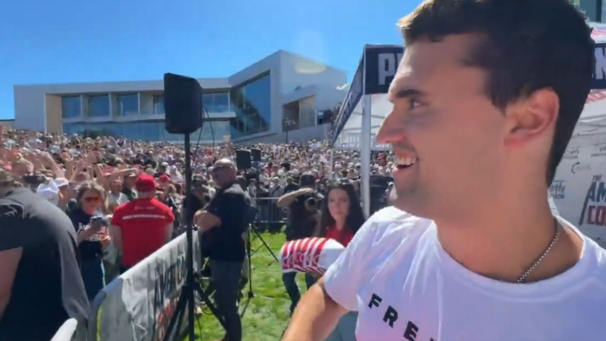Spari contro Charlie Kirk, l'attivista di destra colpito da un proiettile in un campus dello Utah. Trump: «Dobbiamo pregare per lui»