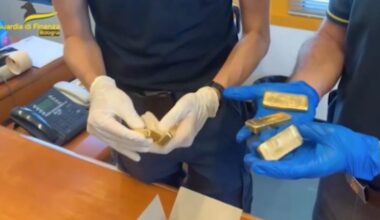 Bologna, gioielliere in aeroporto con 14 lingotti d'oro in valigia: «Sconto sulla multa da 40.000 euro perché ha chiesto di essere perquisito»