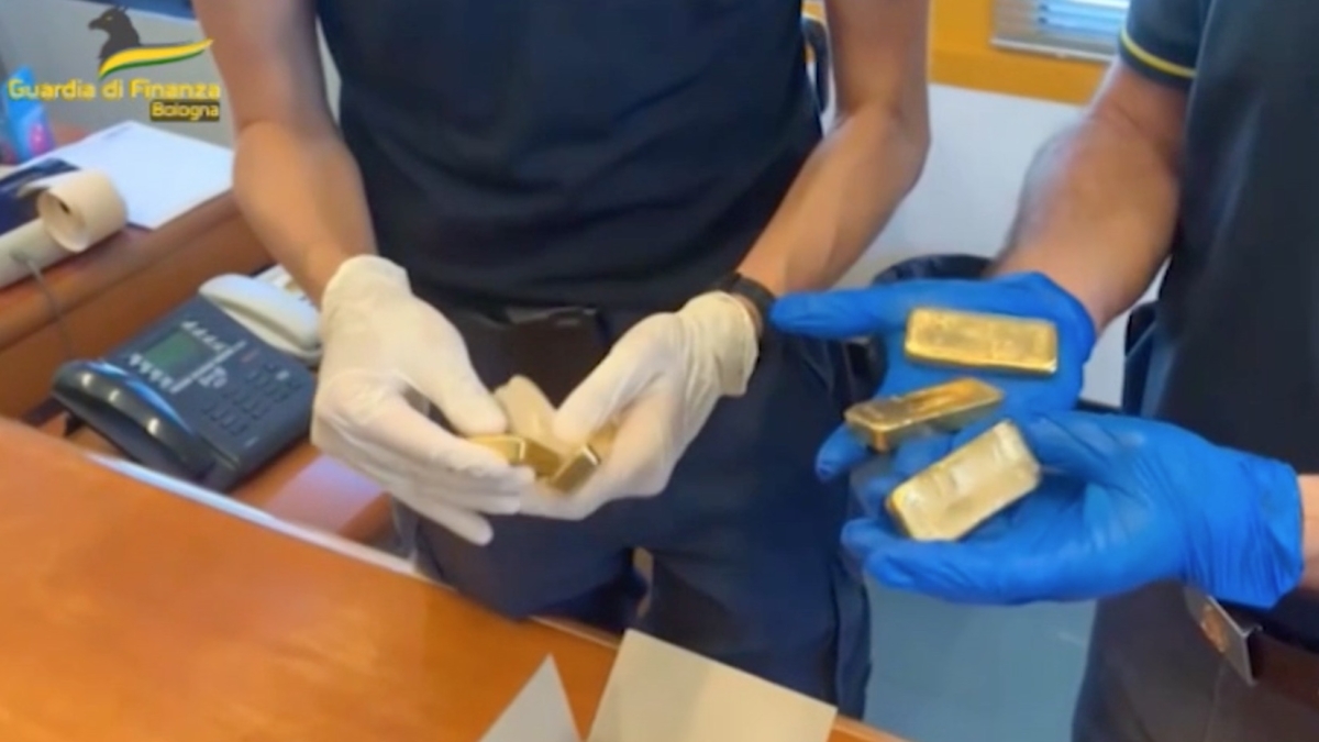 Bologna, gioielliere in aeroporto con 14 lingotti d'oro in valigia: «Sconto sulla multa da 40.000 euro perché ha chiesto di essere perquisito»