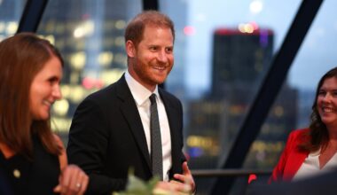 Harry e re Carlo III, un té e un'ora di incontro per fare pace. «Mio padre? Sta benone grazie»