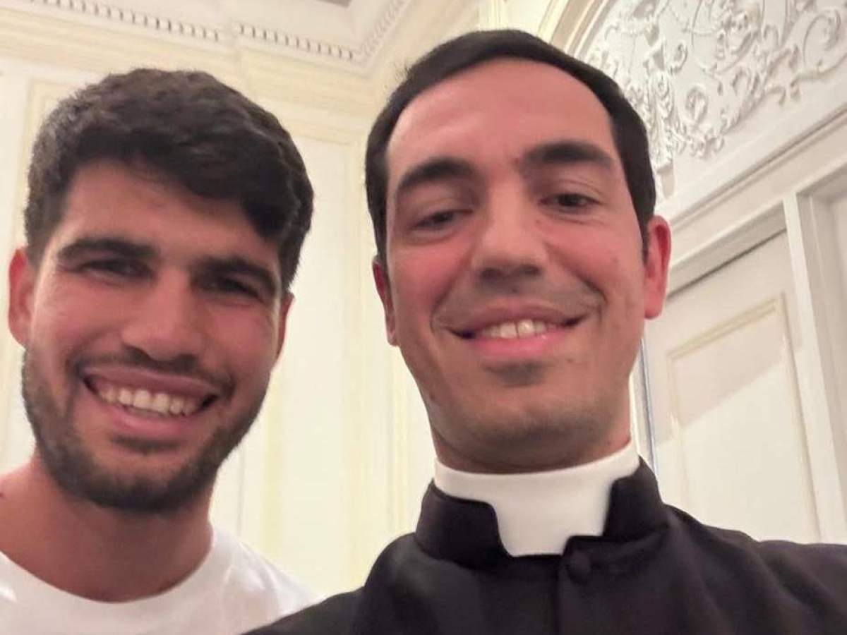 Ha benedetto Alcaraz prima della sfida con Sinner, parla don Luigi Portarulo: «Bella persona, semplice, educata. Ha detto che era entusiasmante giocare con Jannik»