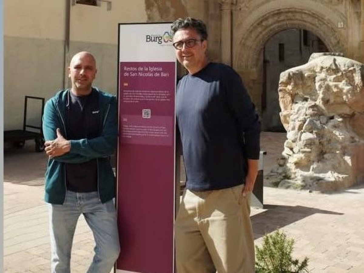 Checco Zalone, sui social uno scatto del set del prossimo film vicino ai resti della chiesa di San Nicola «Un saluto a todos»