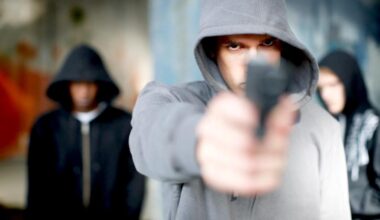 Il mondo di Baby Gang, la vita spericolata del trapper idolo dei ragazzini: armi, sparatorie e tentati omicidi, l'infanzia poverissima e l'ascesa a gangster