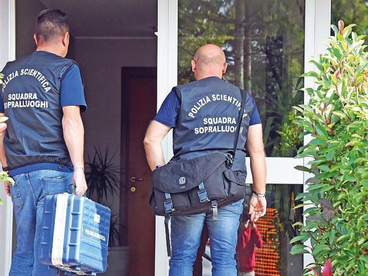 Bergamo, il cadavere in casa da un anno, la figlia: «Non volevo lasciare andare via la mamma»