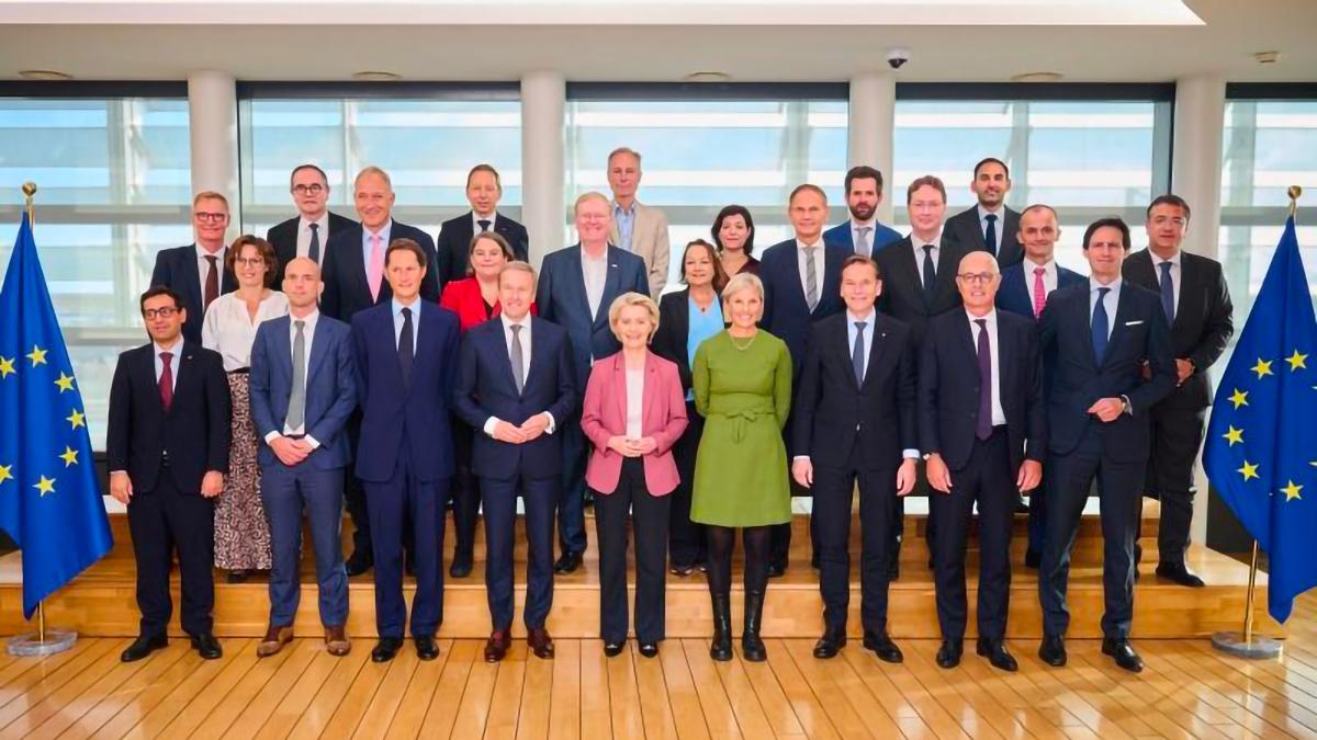 Stop auto a benzina dal 2035: i costruttori in udienza da Ursula von der Leyen