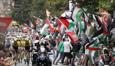 La Vuelta in mano ai ProPal: proteste di massa, tappe modificate e incidenti sfiorati. Cosa sta succedendo