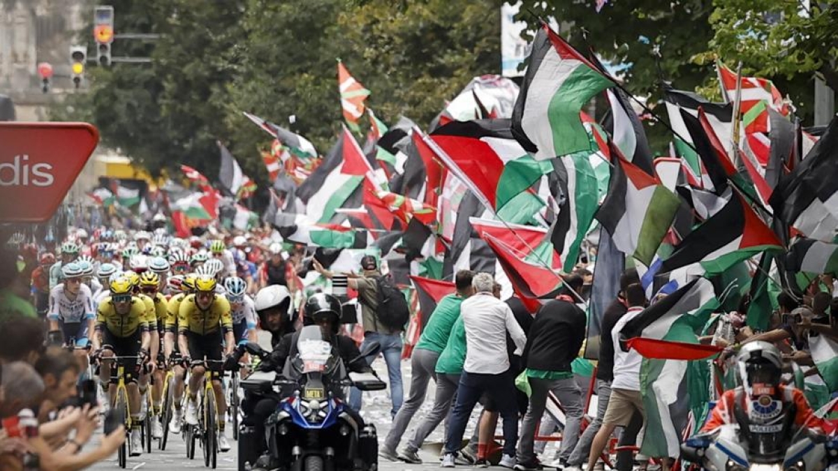 La Vuelta in mano ai ProPal: proteste di massa, tappe modificate e incidenti sfiorati. Cosa sta succedendo