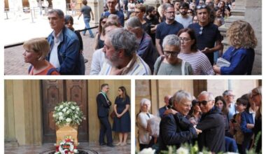 Stefano Benni, una lunga fila alla camera ardente a Bologna per l'ultimo saluto allo scrittore. Pennac: «Era il mio fratello di risate, non potevo farlo andare via da solo»