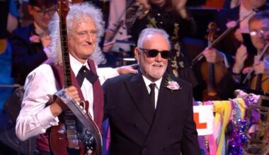Brian May e Roger Taylor dei Queen sul palco per i 50 anni di «Bohemian Rhapsody»