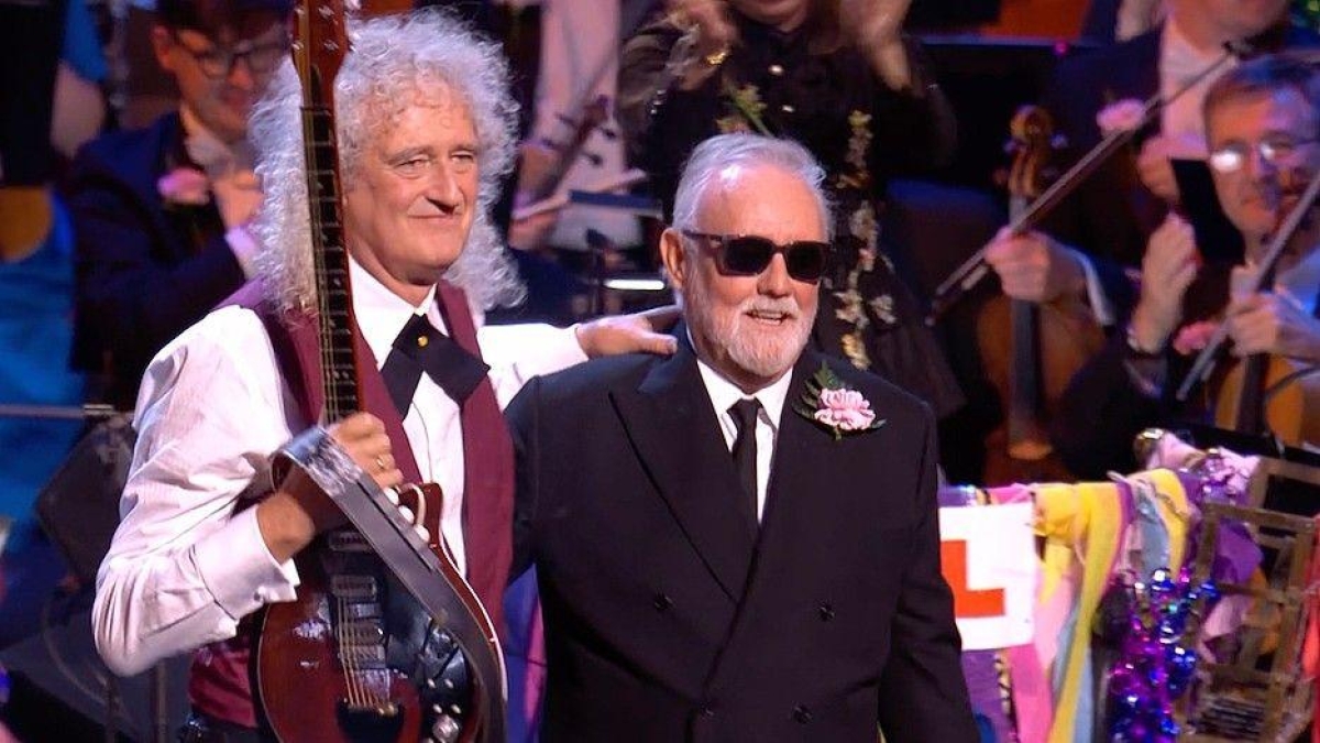 Brian May e Roger Taylor dei Queen sul palco per i 50 anni di «Bohemian Rhapsody»