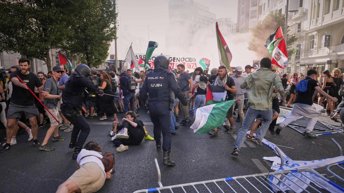 Vuelta, annullata l'ultima tappa: proteste pro-Palestina, la polizia usa i lacrimogeni
