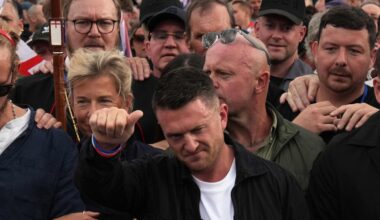 Dal carcere alla piazza: chi è Tommy Robinson, l'ultrà che agita Londra contro i migranti (appoggiato da Musk)