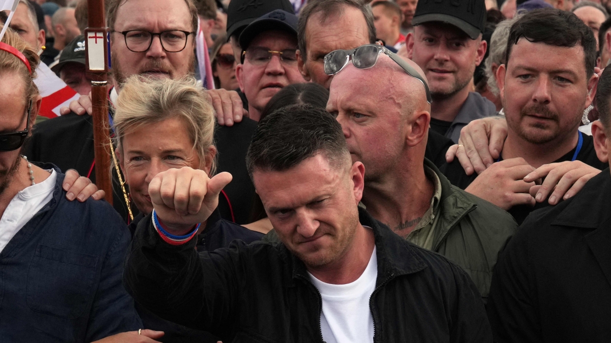 Dal carcere alla piazza: chi è Tommy Robinson, l'ultrà che agita Londra contro i migranti (appoggiato da Musk)