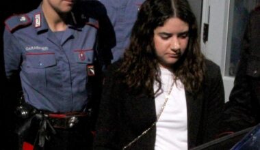 Chiara Petrolini, al processo la foto di uno dei neonati sepolti in giardino a Traversetolo (Parma): lei e il padre dei bimbi escono dall’aula. «Ha fatto tutto da sola, lo ha ammesso»
