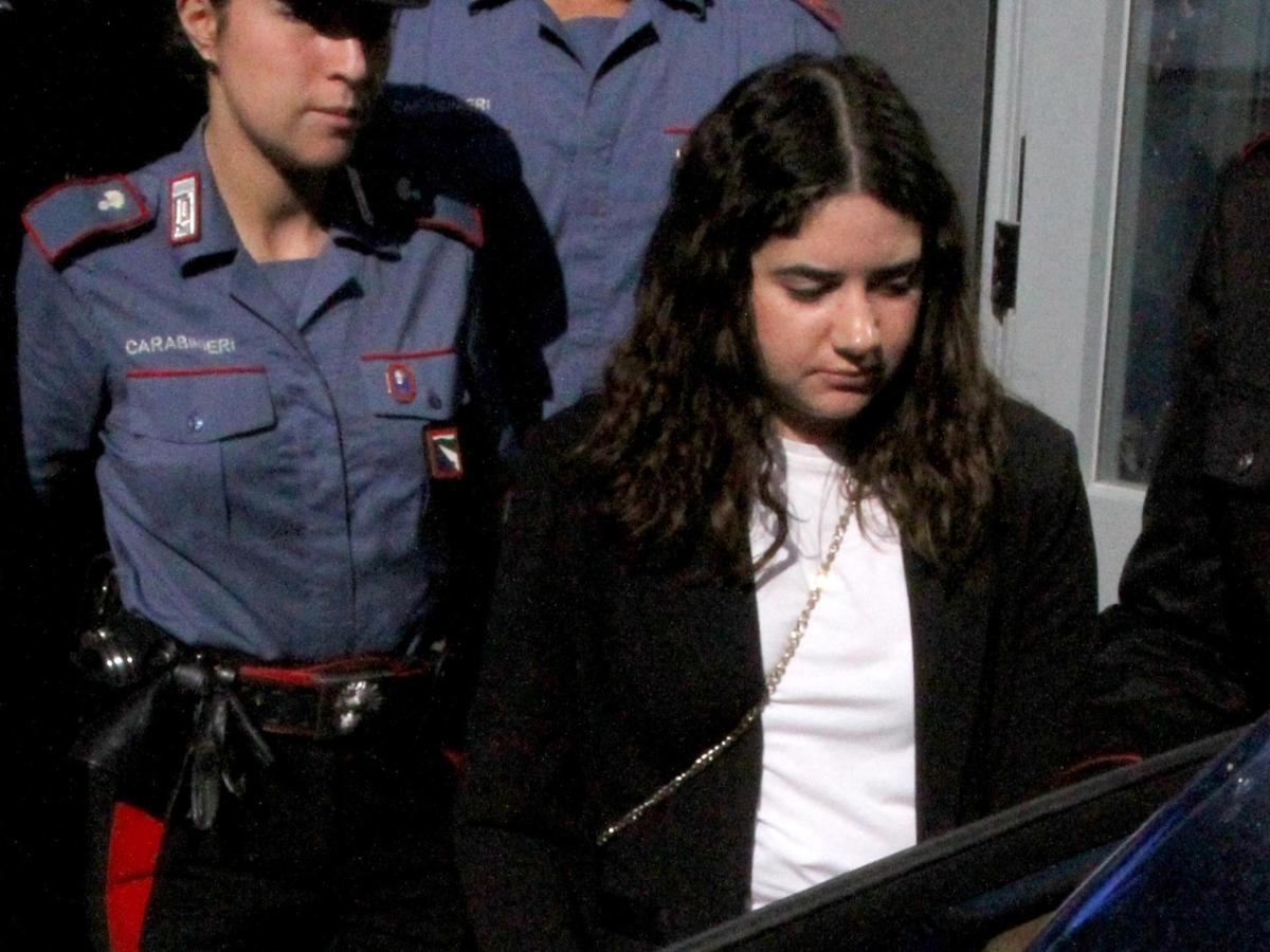 Chiara Petrolini, al processo la foto di uno dei neonati sepolti in giardino a Traversetolo (Parma): lei e il padre dei bimbi escono dall’aula. «Ha fatto tutto da sola, lo ha ammesso»