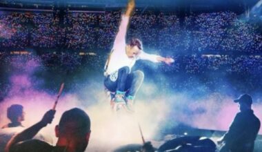 Chris Martin e i Coldplay, a Wembley: «Mandate amore alla famiglia di Kirk». E i fan li contestano