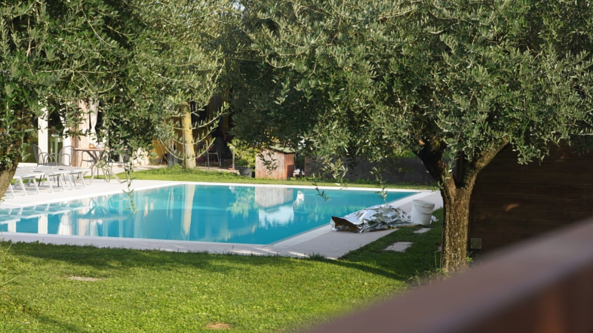 Verona, ragazzo di 16 anni si allontana da un istituto scolastico, scavalca la recinzione di una casa e annega in piscina