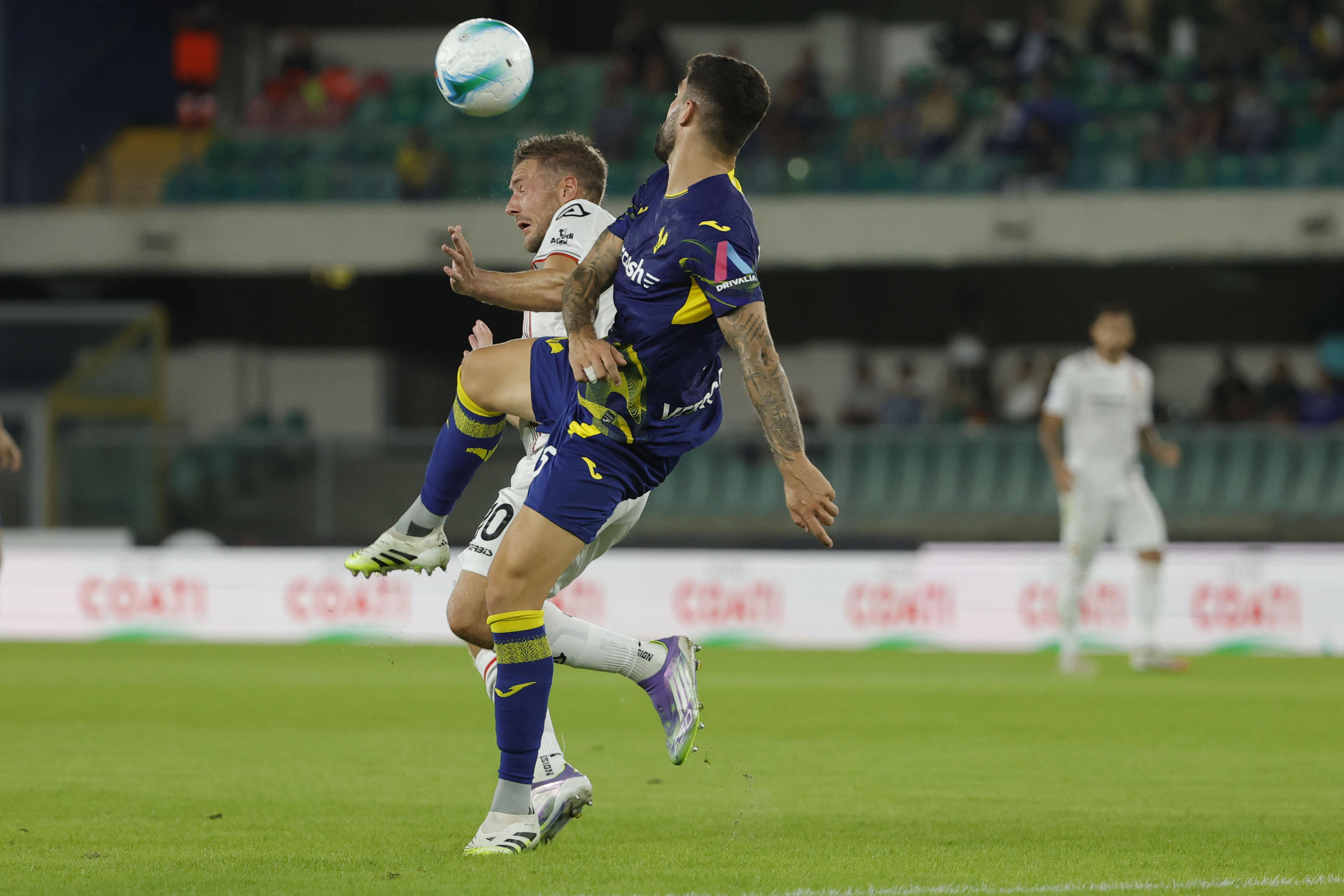 Hellas Verona's Unai Nunez (R) US Cremonese's Jamie Vardy (R) during the Italian Serie A soccer match  Hellas Verona vs US Cremonese at Stadio Marcantonio Bentegodi in Verona, Italy, 15 September 2025.  ANSA/EMANUELE PENNACCHIO