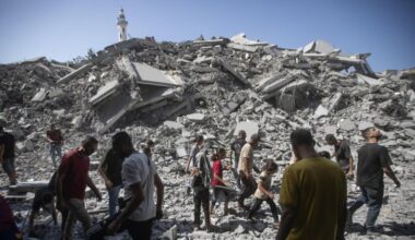 Gaza City, la distruzione sistematica con ruspe e bulldozer: 50 torri e 1.800 case demolite, ma solo un quarto degli abitanti fugge
