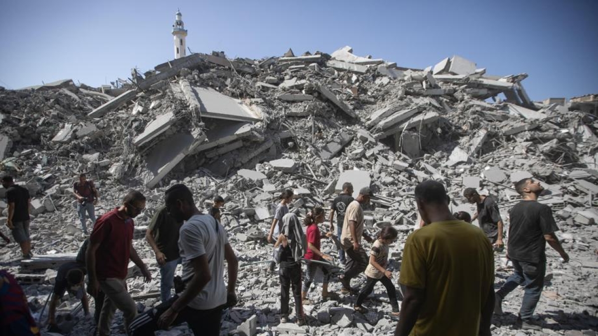 Gaza City, la distruzione sistematica con ruspe e bulldozer: 50 torri e 1.800 case demolite, ma solo un quarto degli abitanti fugge