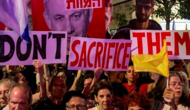 La marcia disperata delle famiglie dei 22 ostaggi verso casa Netanyahu: «Può essere l'ultima notte per i nostri cari»
