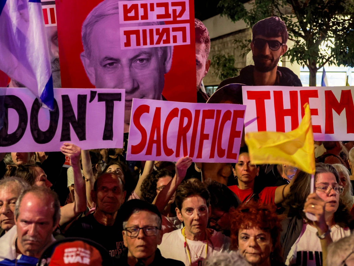La marcia disperata delle famiglie dei 22 ostaggi verso casa Netanyahu: «Può essere l'ultima notte per i nostri cari»