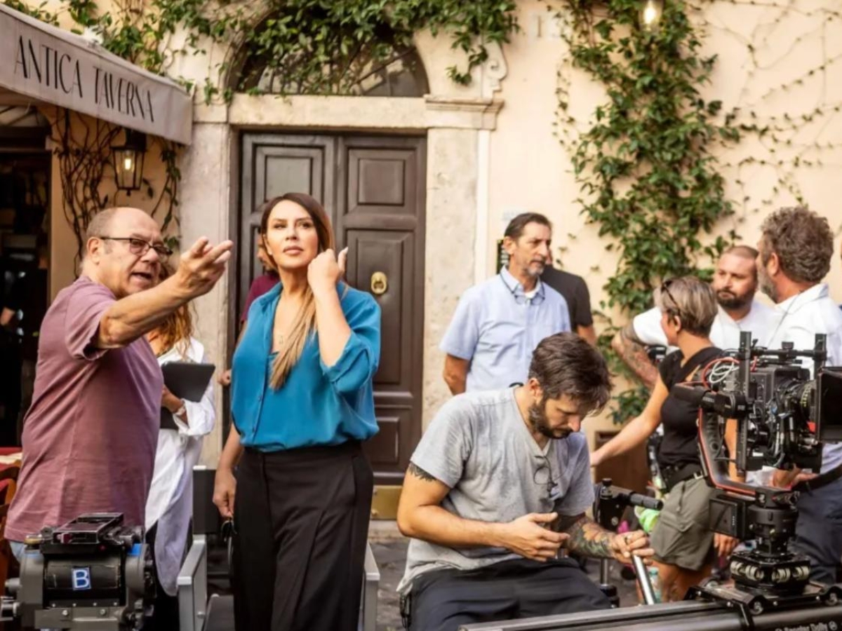 Karla Sofía Gascón protagonista del nuovo film di Carlo Verdone "Scuola di seduzione": l'attrice è a Roma per le riprese