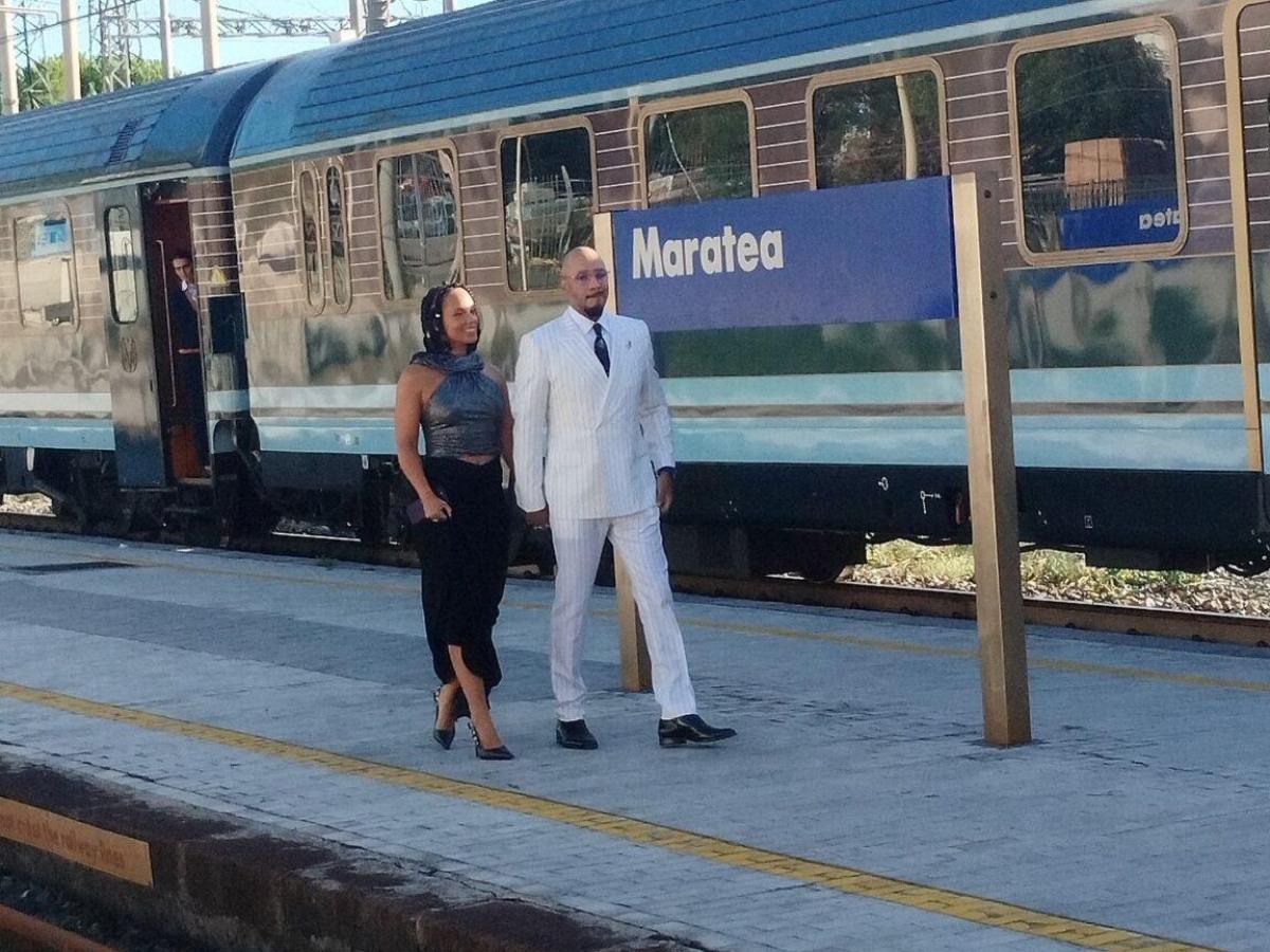 Maratea, Alicia Keys arriva in treno per festeggiare il compleanno del fidanzato Swizz Beatz
