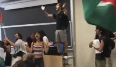 Pisa, blitz pro Pal all'Università: interrotta la lezione, il prof rimane contuso. La ministra Bernini telefona al rettore: «Intollerabile»