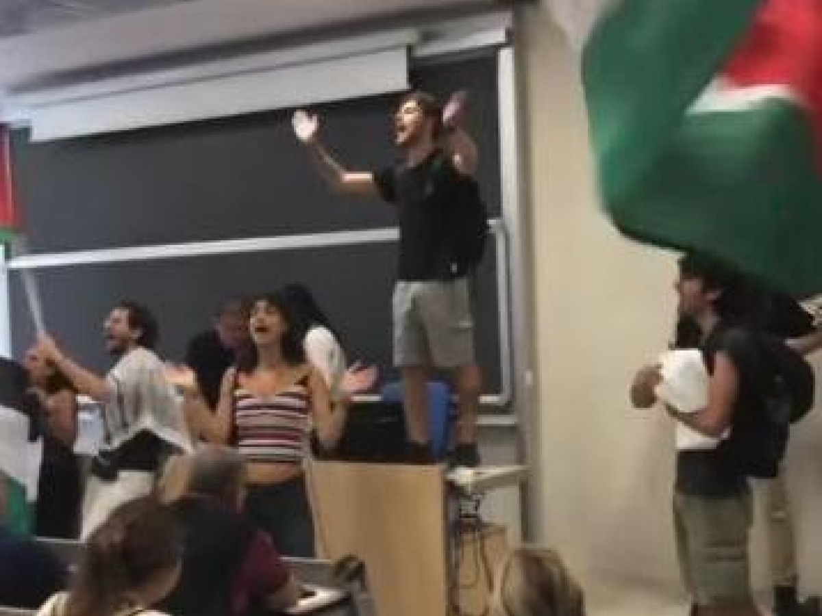 Pisa, blitz pro Pal all'Università: interrotta la lezione, il prof rimane contuso. La ministra Bernini telefona al rettore: «Intollerabile»