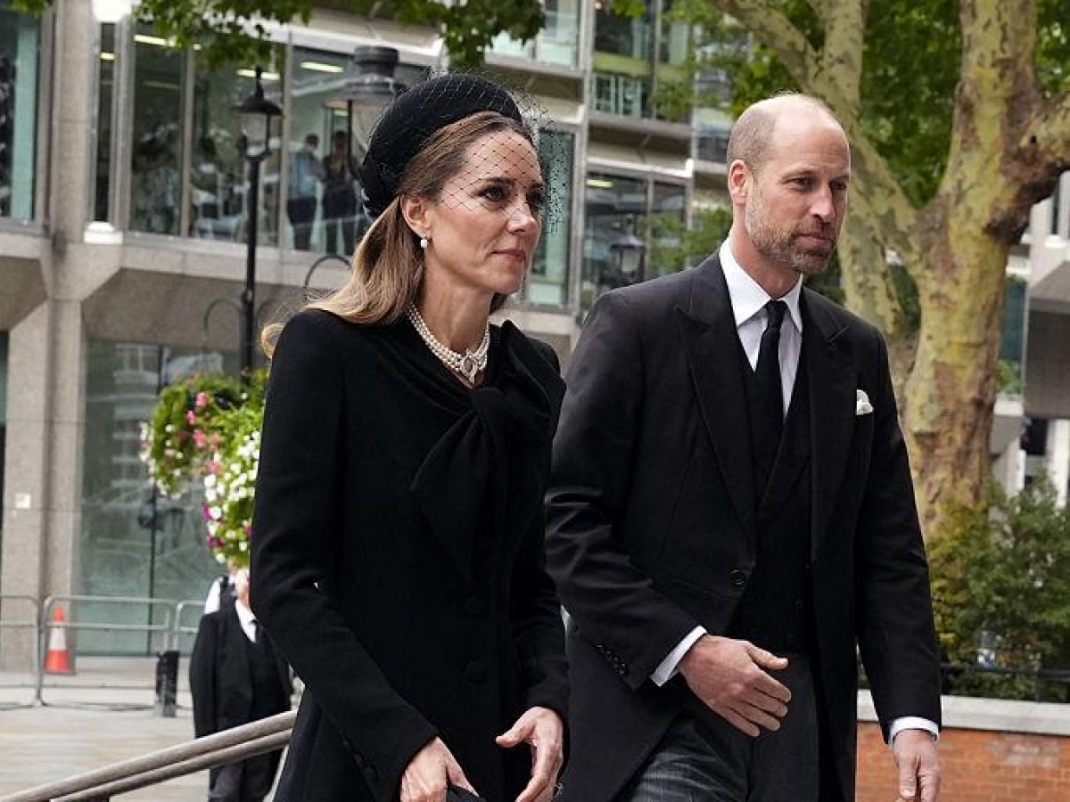 Kate Middleton al funerale della Duchessa di Kent: cappello e veletta di rete e borsa griffata