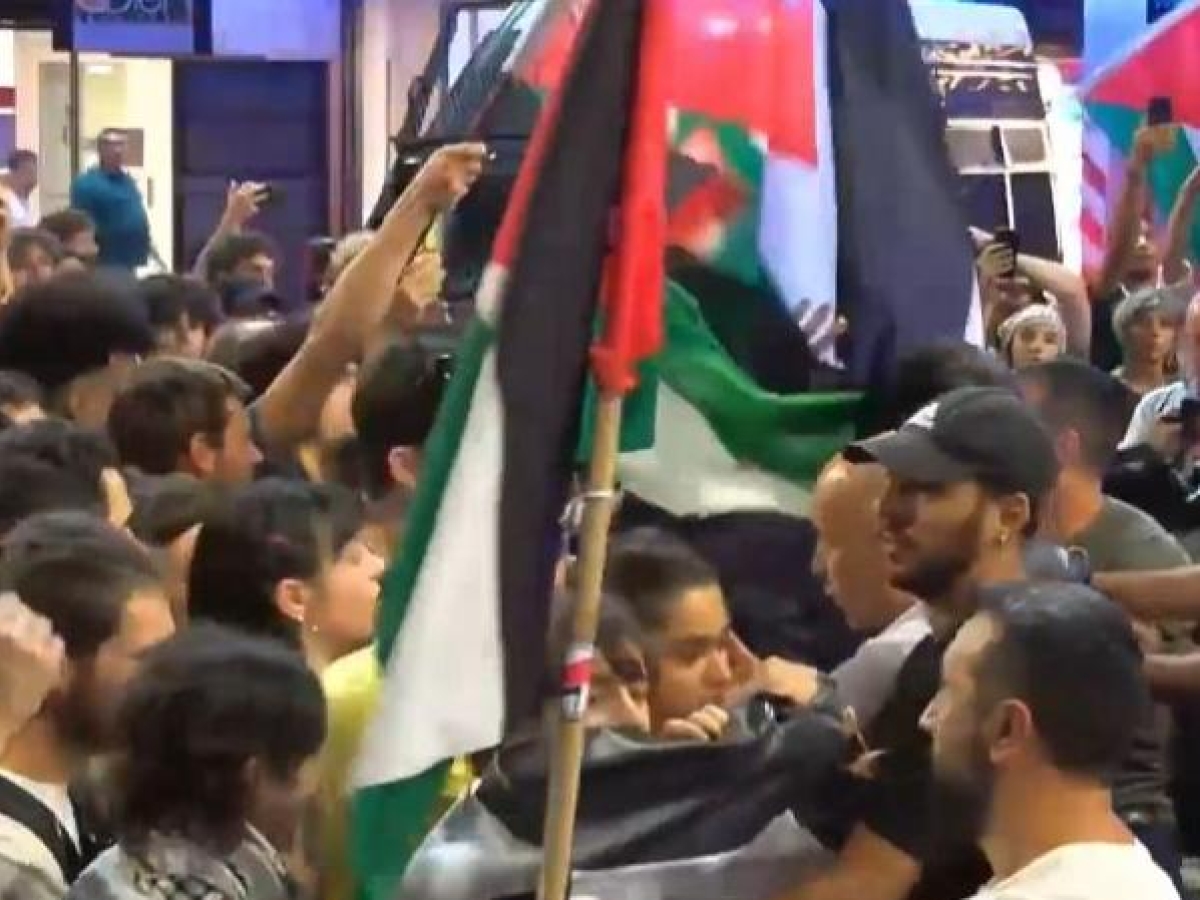 Milano, scontri al corteo pro Pal: cariche di polizia e carabinieri, in strada 4mila manifestanti