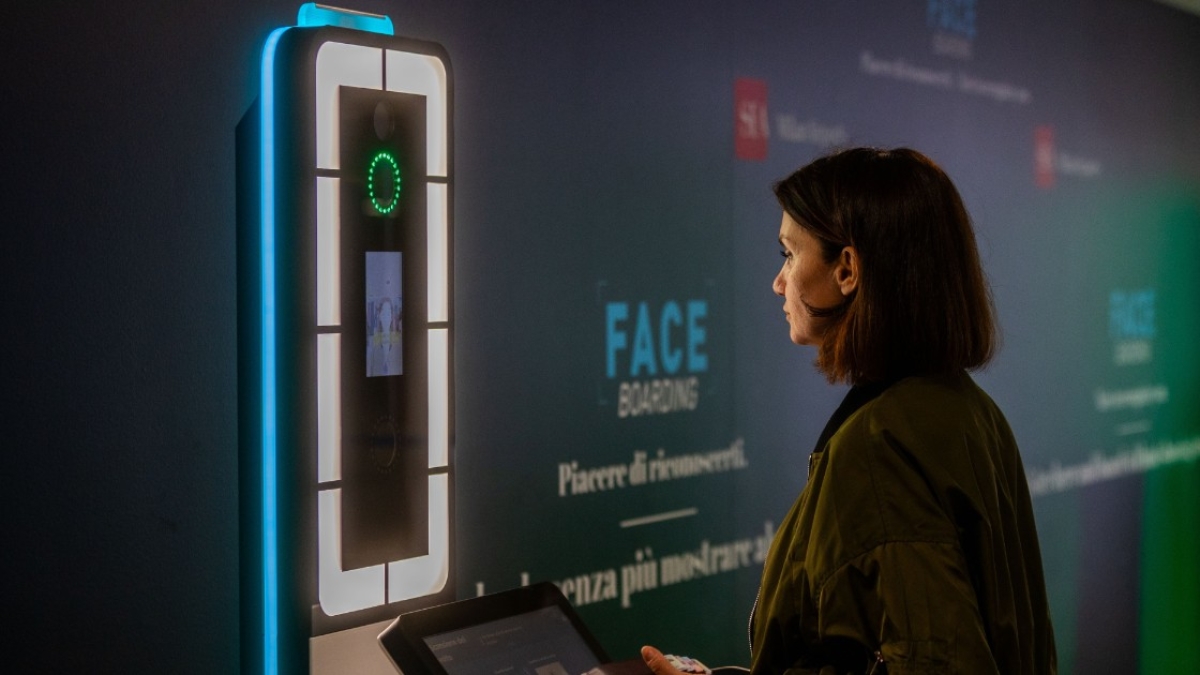 Face boarding, stop in Italia all’imbarco in aereo con il riconoscimento del volto: il Garante della Privacy blocca il servizio