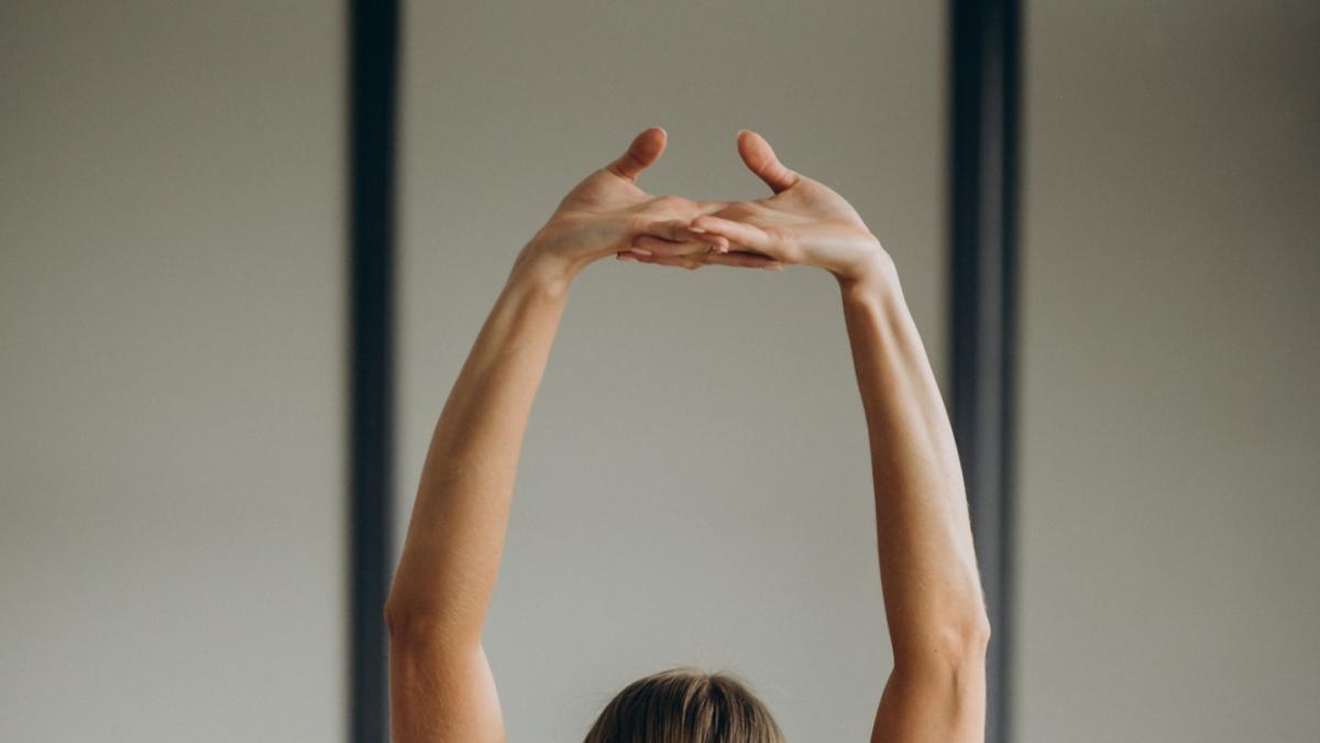 I 6 migliori esercizi per la schiena ispirati a yoga e Pilates
