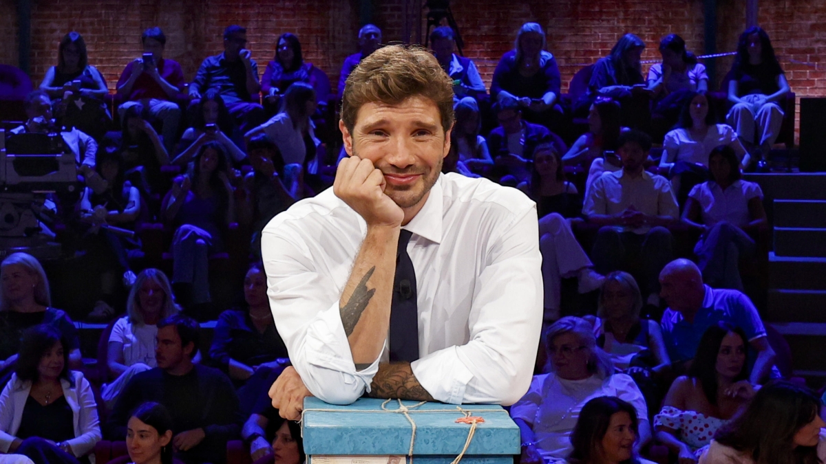 Stefano De Martino, la ruota gira: le liti con Caroline Tronelli «da sempre gelosa di Belèn» e le ombre su Sanremo 2027