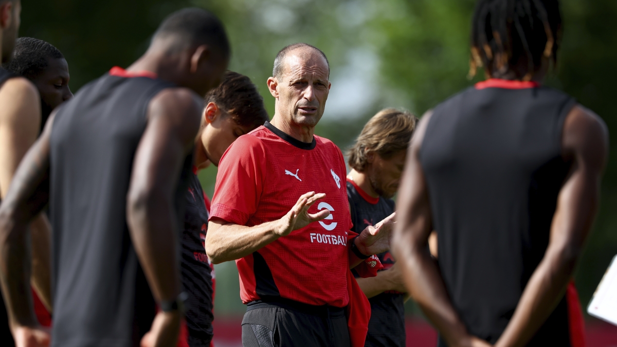Milan, le regole di Allegri: tavolo unico a mensa, giacca e cravatta e italiano obbligatorio. Così ha riportato l'ordine